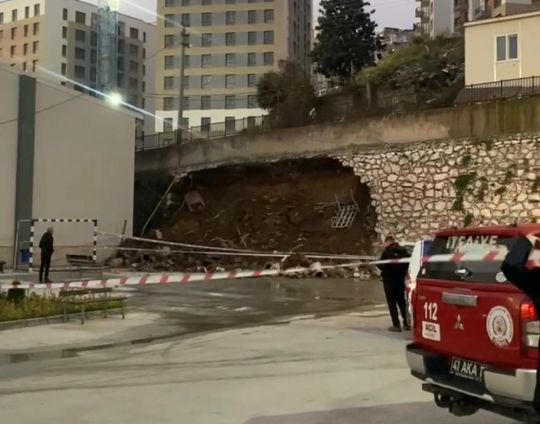 İzmit’te İstinat Duvarı Çöktü!