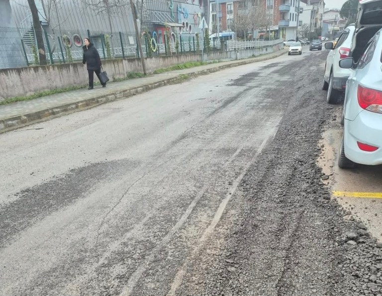 Derince’de Yol Çilesi: Özlem Sokak Çamur İçinde!