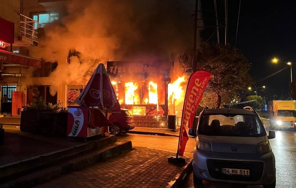 Derince’de Kebapçıda Yangın!