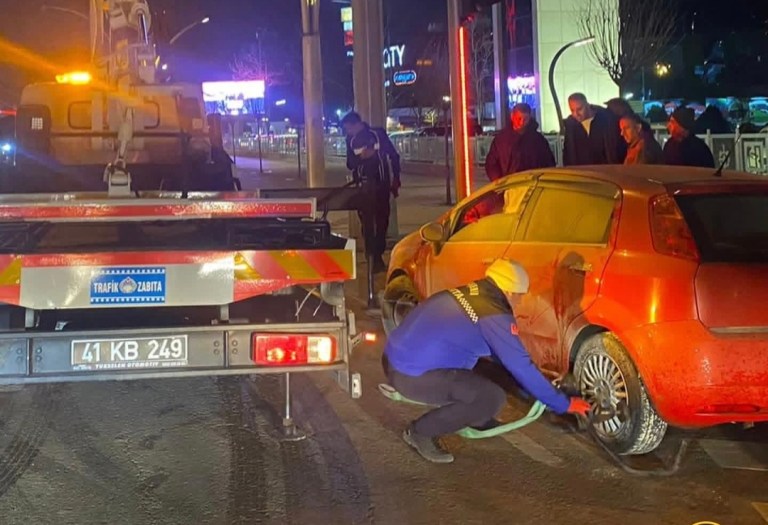 Kocaeli’de Otomobil Yangını Paniğe Yol Açtı!