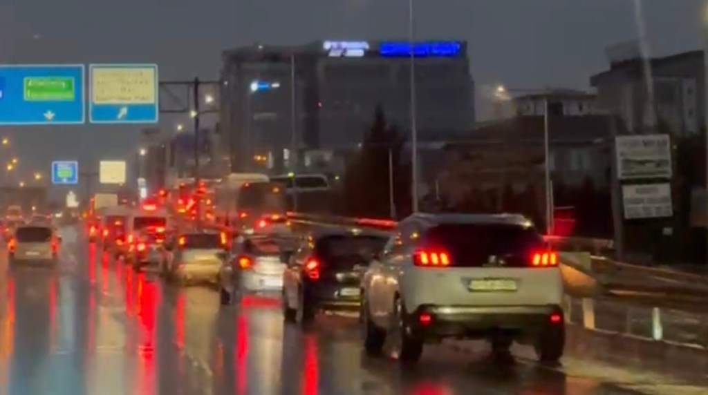 Körfez’de Metro Çalışmaları Trafiği Kilitledi!