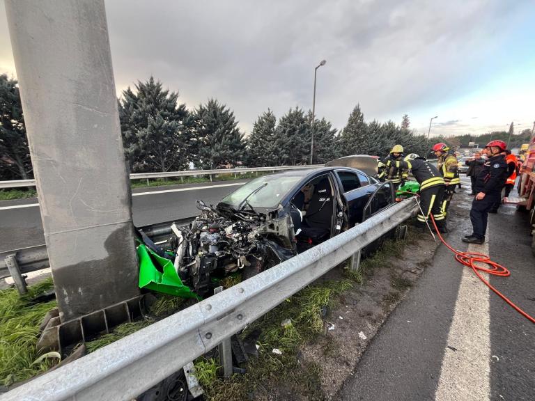 İzmit’te Bariyerlere Çarpan Araç Hurdaya Döndü!