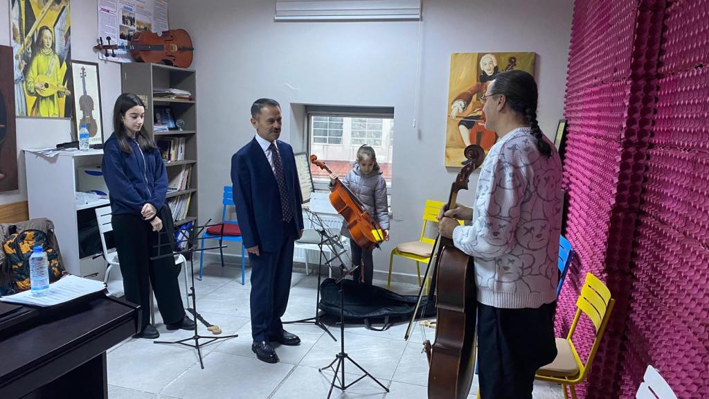 Vali Aktaş İzmit’te Eğitim Kurumlarını İnceledi