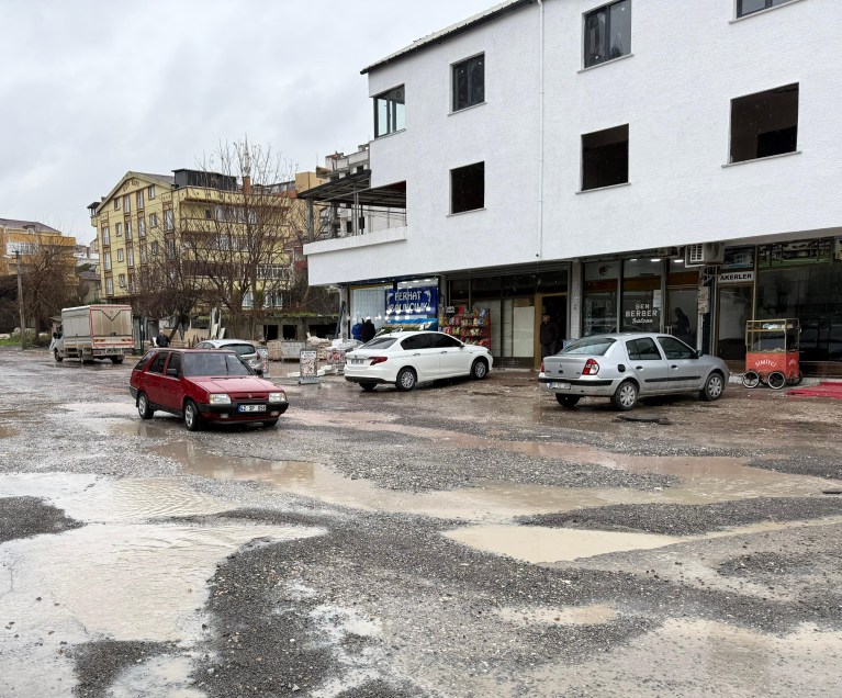 Çayırova’da Yol Tepkisi: Sahipsiz Kaldı!