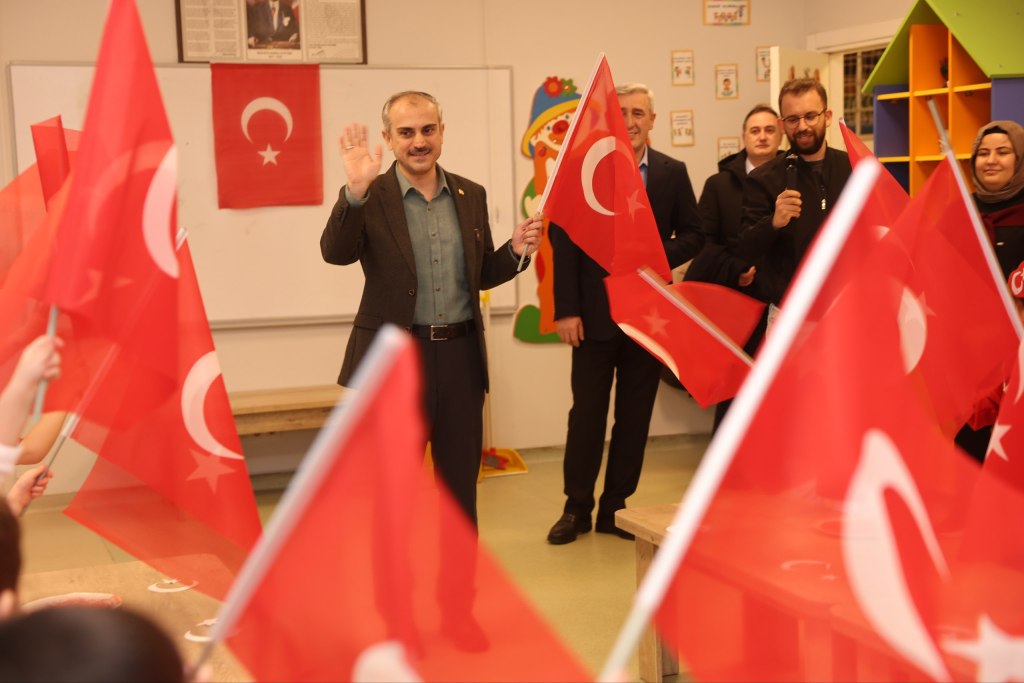 Çayırova’da Çocuk Kulüplerinde Bayrak Coşkusu!
