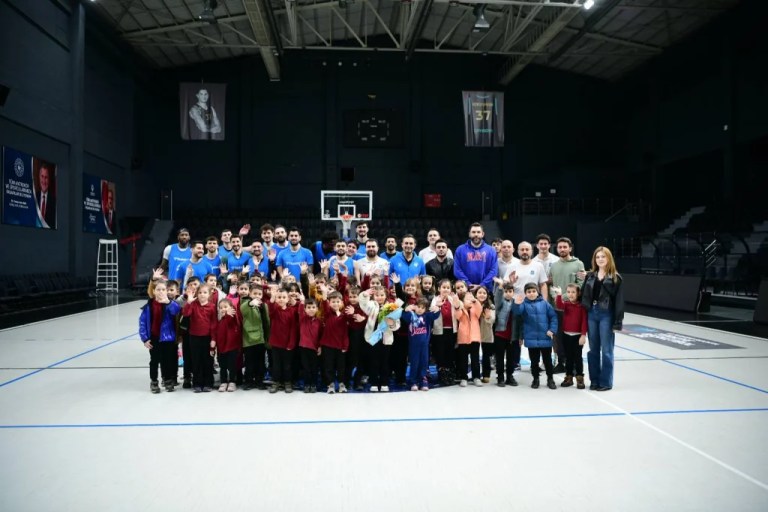 Çayırovalı miniklerden basketbolculara ziyaret