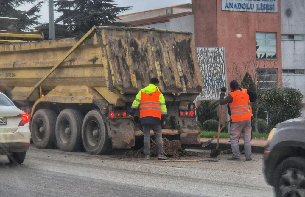 Hafriyat tırı D-100’de trafiği aksattı!