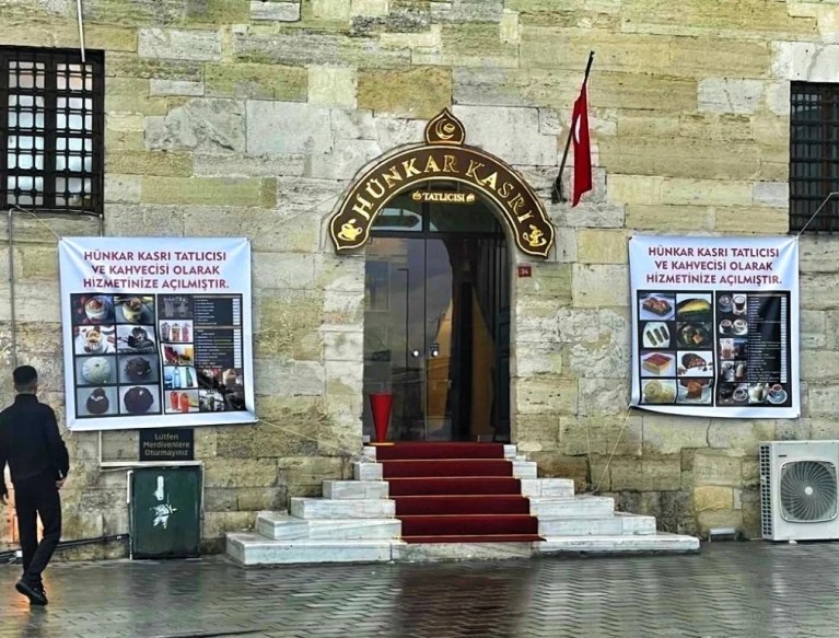 Yeni Camii’ye reklam afişi: Tarihi silüete tepki