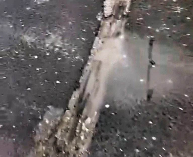 Körfez’de tehlike saçan yol: Asfalttan kablolar çıktı