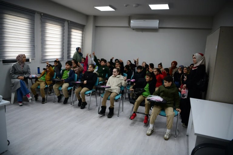 Çayırovalı miniklerden hayvan barınağına ziyaret