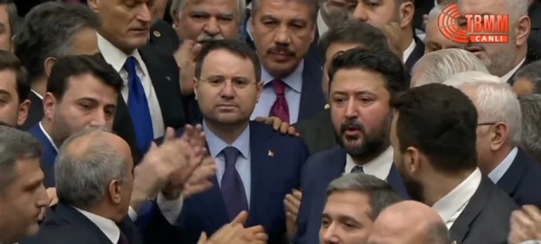 Meclis’te yemin töreni gerginliği!