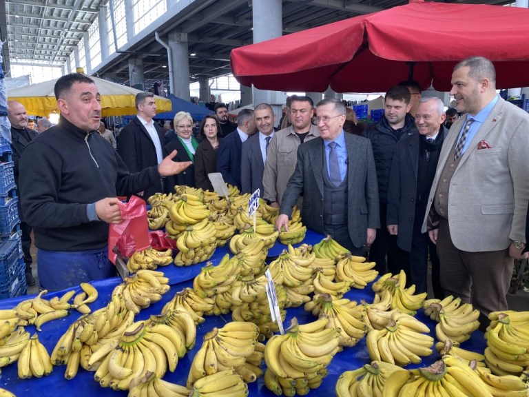 İYİ Parti heyeti pazarda esnafla buluştu