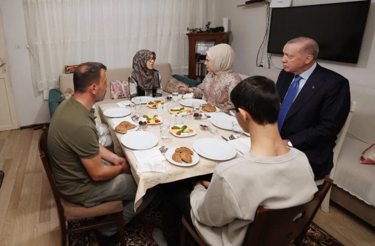 Cumhurbaşkanı Erdoğan’dan İstanbul’da Sürpriz İftar Ziyareti