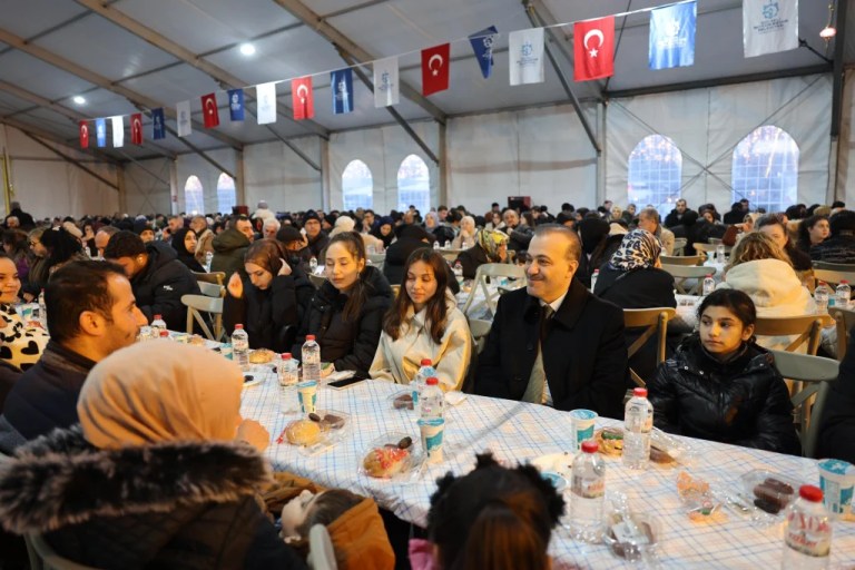 AK Parti İl Başkanı Talus, İzmit’te vatandaşlarla iftar yaptı