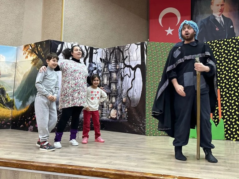 Çocuklar tiyatroda eğlenceyle buluştu