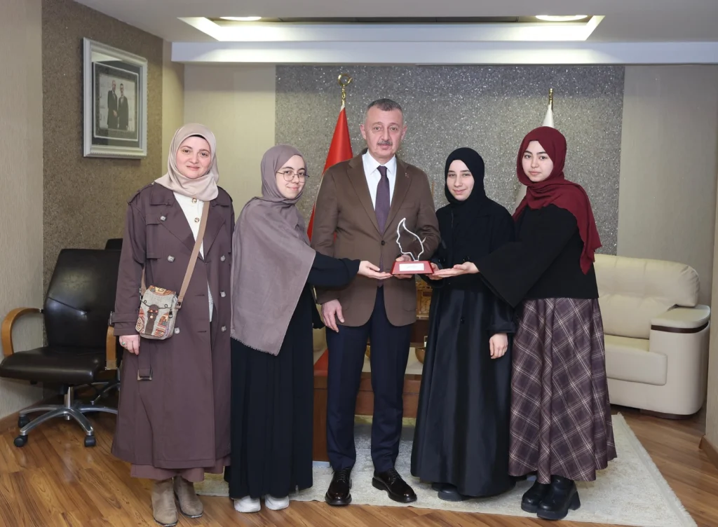Dünya ikincisi gençlerden anlamlı ziyaret