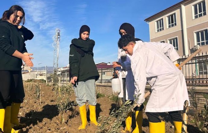 Hatay’da Depremde Yitirilen Öğretmenler Anısına Zeytinlik!
