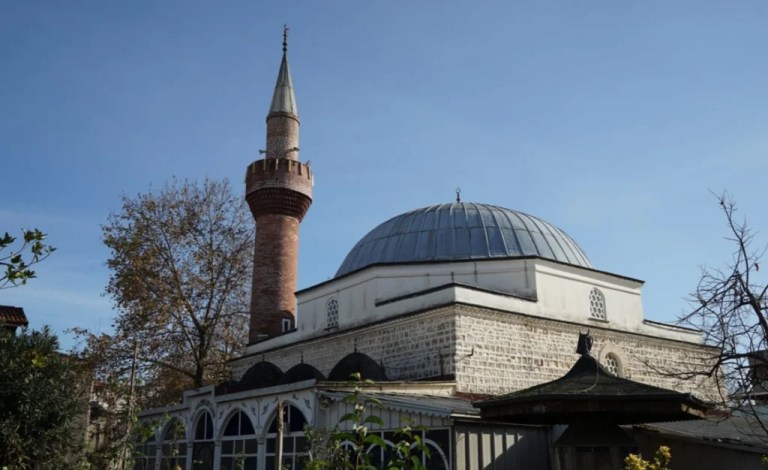 Cami bahçesinde şüpheli ölüm!