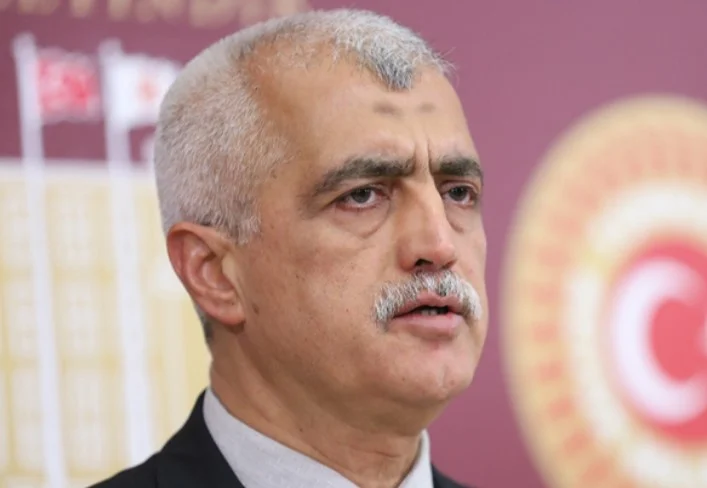 İstiklal Marşı’na eşlik etmeyen vekile tepki