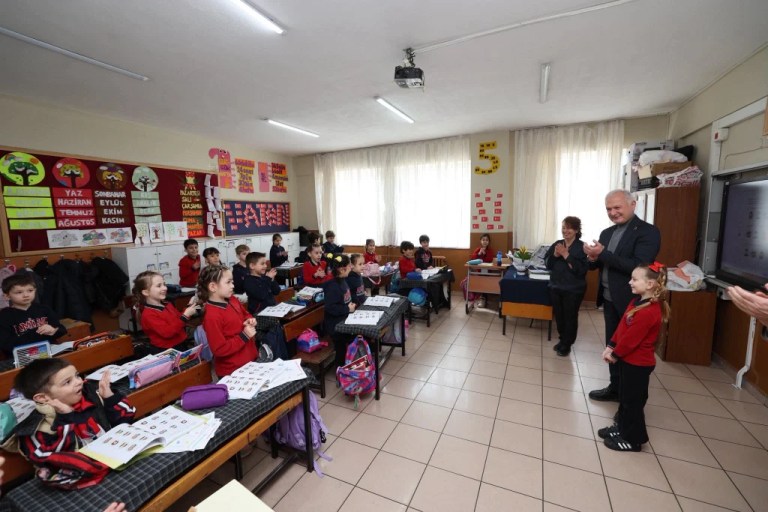 Başkan Çalık’tan minik Ayşe Afra’ya sınıf ziyareti