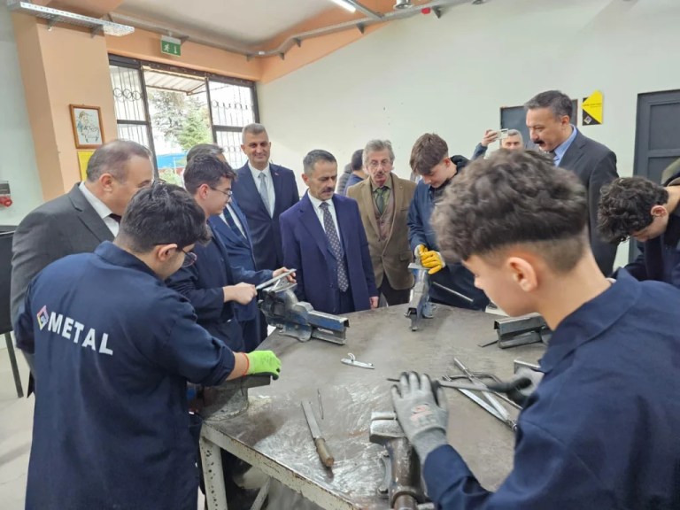 Vali Aktaş eğitim kurumlarında öğrencilerle buluştu