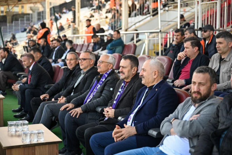 Vali Aktaş, tribünde heyecana ortak oldu