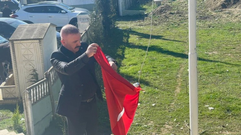MHP’den Yahya Kaptan Anıtı’ndaki Bayrak Yenilemesi