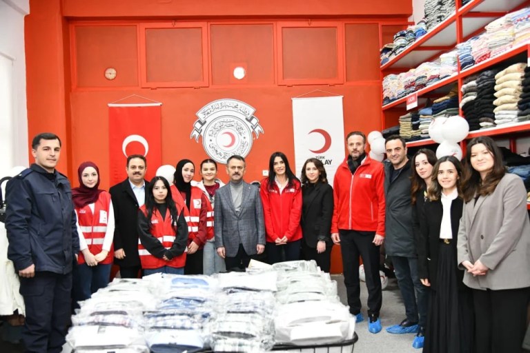 Vali Aktaş’tan Kızılay Başiskele Butik Mağazasına Ziyaret