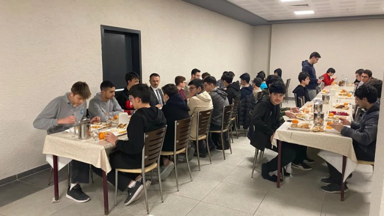 Vali Aktaş, İzmit İmam Hatip Lisesi öğrencileriyle iftar yaptı