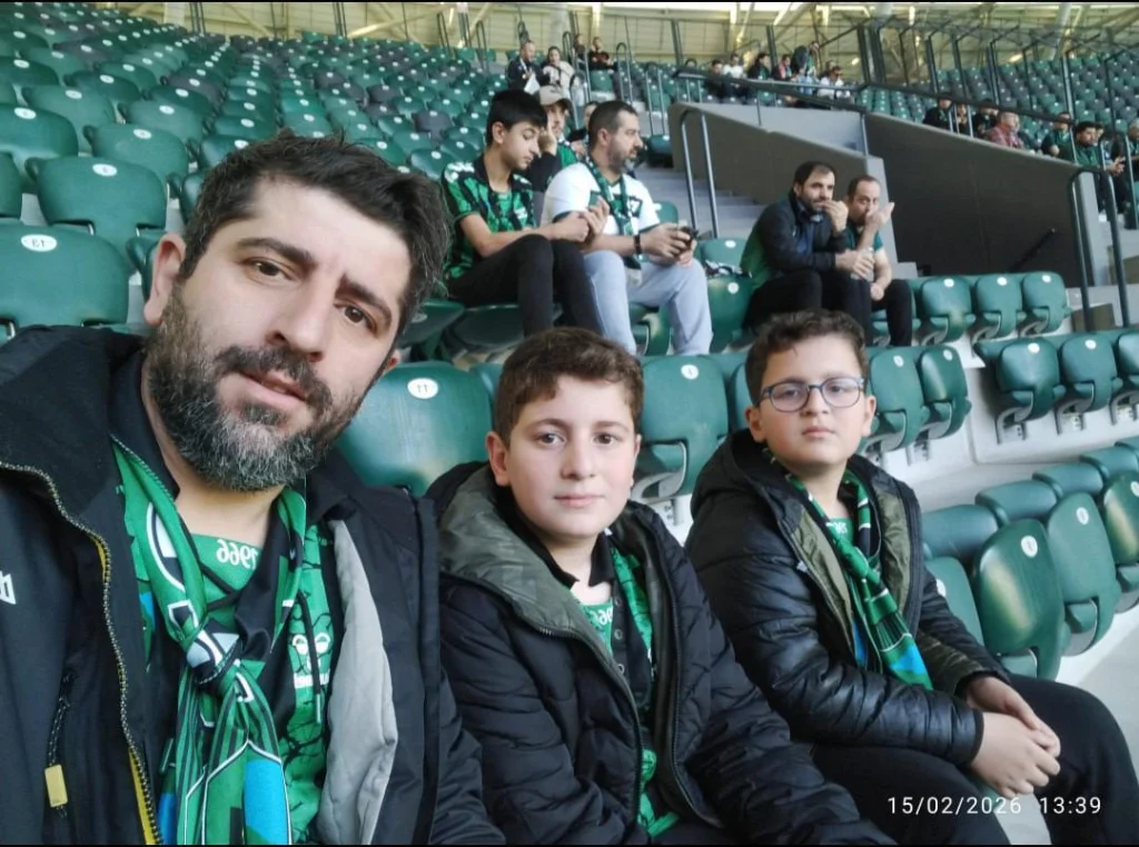 Minik ikizlerin Kocaelispor tutkusu dikkat çekiyor