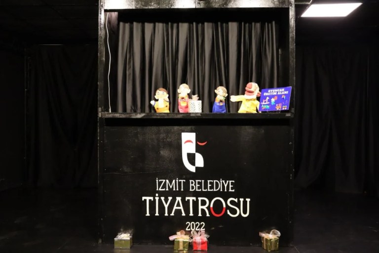 Tiyatroda genç yetenekler sahneye hazırlanıyor