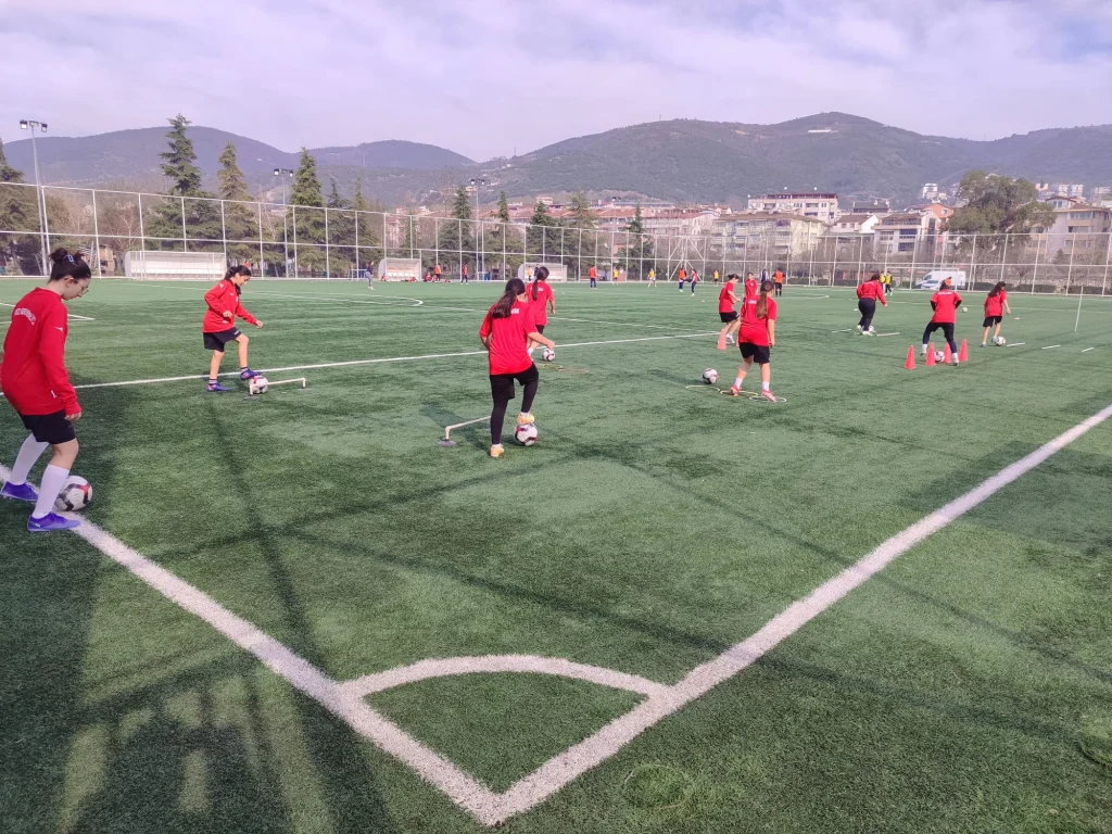 Körfez’in genç kızları futbol ligine hazırlanıyor