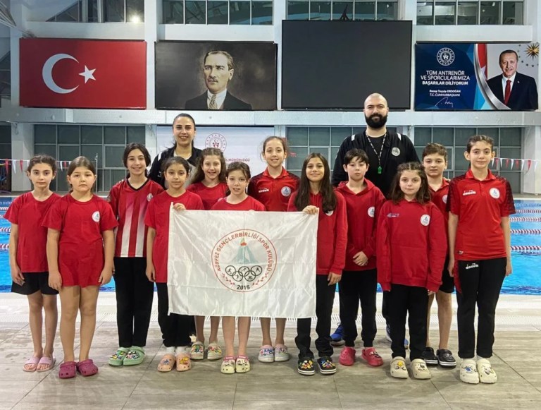 Genç yüzücülerden sezonun ilk yarışında başarı!