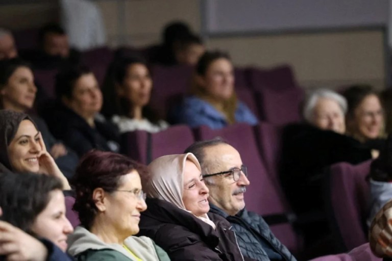 Komedi oyunu sanatseverlerle buluştu