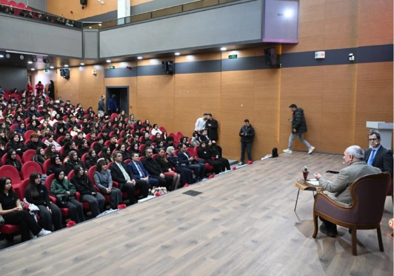 Nurullah Genç, Kartepe’de sevenleriyle buluştu