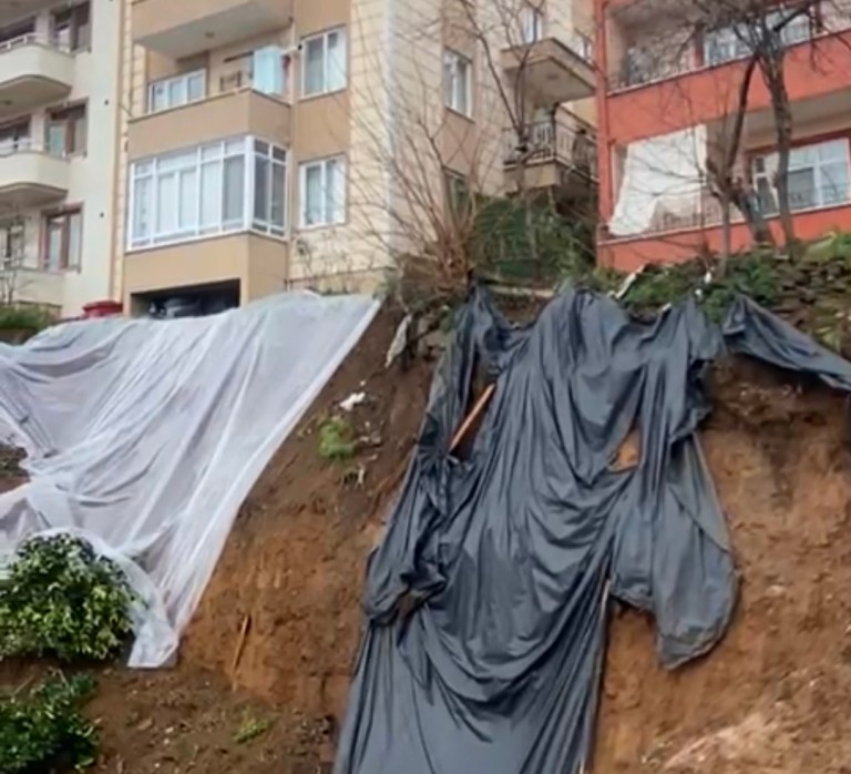 Derince’de İstinat Duvarı Çöktü!