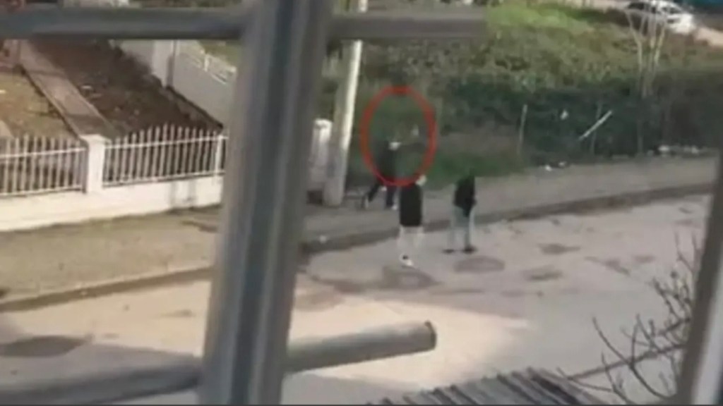 İzmit’te Çocuklar Silahla Havaya Ateş Açtı!