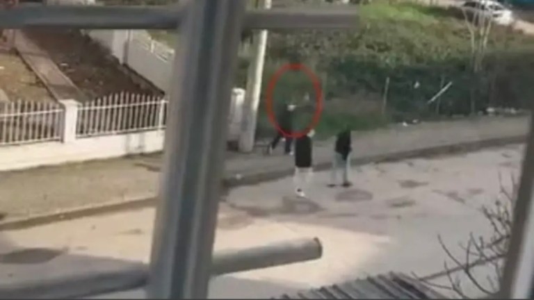 İzmit’te Çocuklar Silahla Havaya Ateş Açtı!