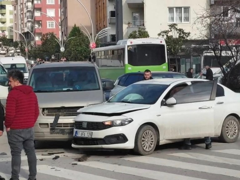 Çayırova’da Kavşakta Kaza!