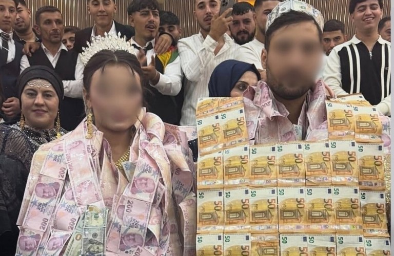 Antalya’da Düğünlerde Para Saçma Tartışması!