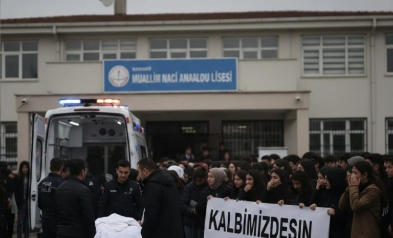 Ders sırasında fenalaşan lise öğrencisi kurtarılamadı