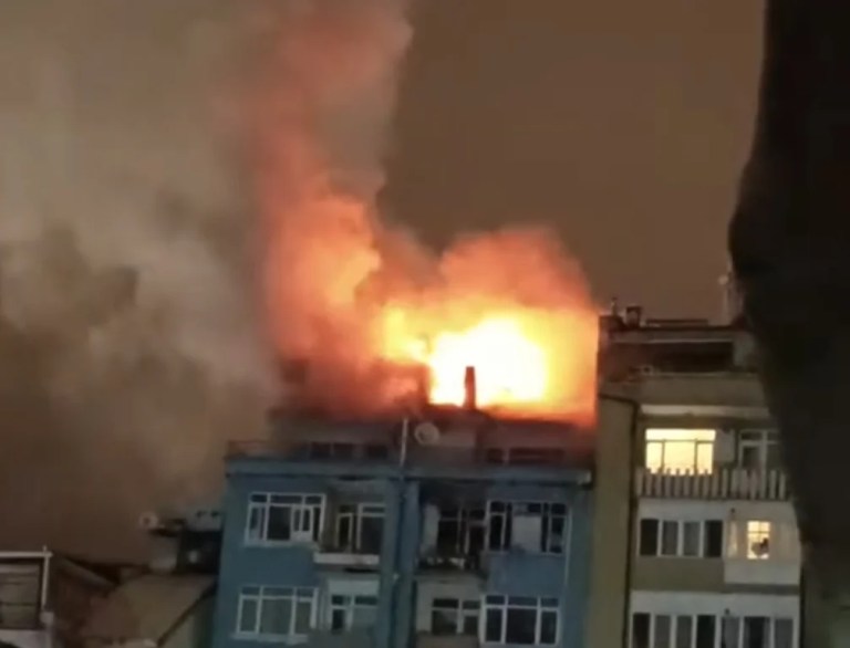 Çatıdaki yangın mahalleliyi sokağa döktü!