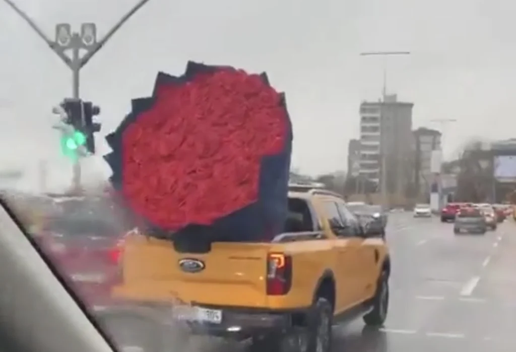 Dev çiçek buketi trafikte şaşkınlık yarattı