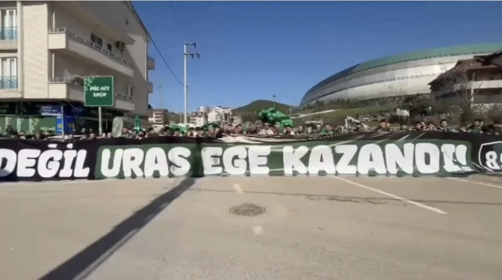Yeşil siyah balonlar Uras Ege için havalandı