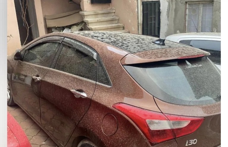 Toz fırtınası araçları çamura buladı