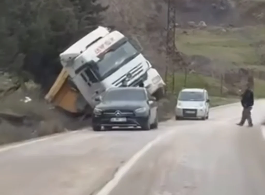 Körfez’de hafriyat kamyonu devrildi!