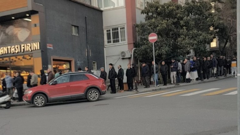 Ramazan’ın ilk iftarında pide kuyruğu geleneği yaşatıldı