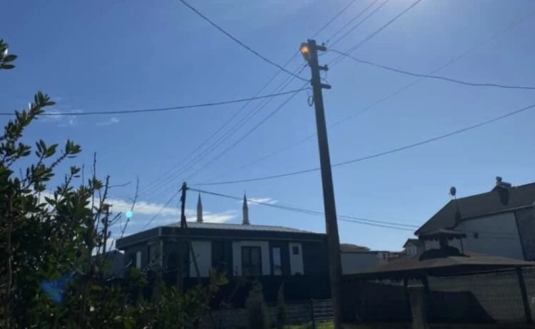Kartepe’de gündüz yanan sokak lambaları şaşkınlık yarattı