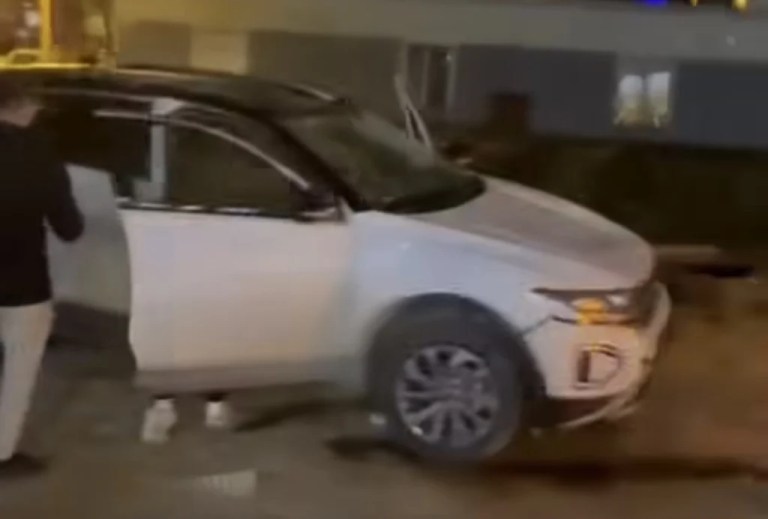 Darıca’da otomobil inşaat çukuruna düştü!