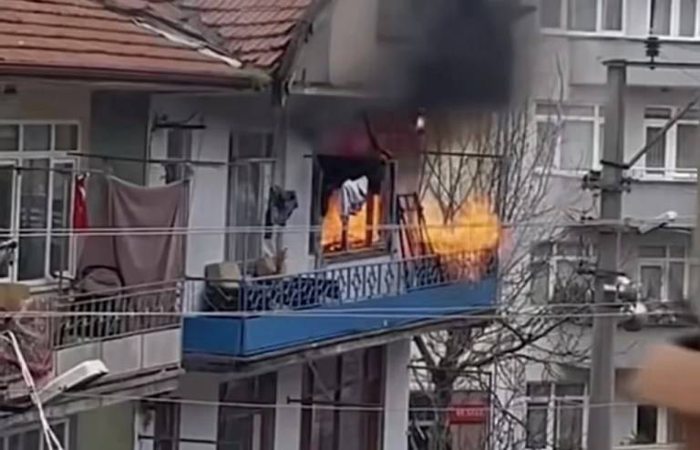 Gölcük’te ev yangını: 2 kişi dumandan etkilendi!